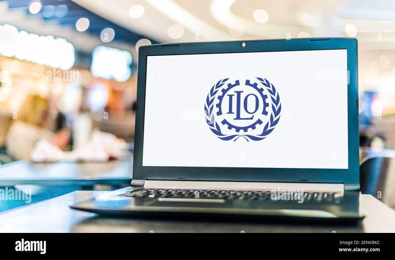 POZNAN, POL - 12 NOVEMBRE 2020: Computer portatile che visualizza il logo dell'Organizzazione Internazionale del lavoro (ILO), un'agenzia delle Nazioni Unite il cui mandato è t Foto Stock