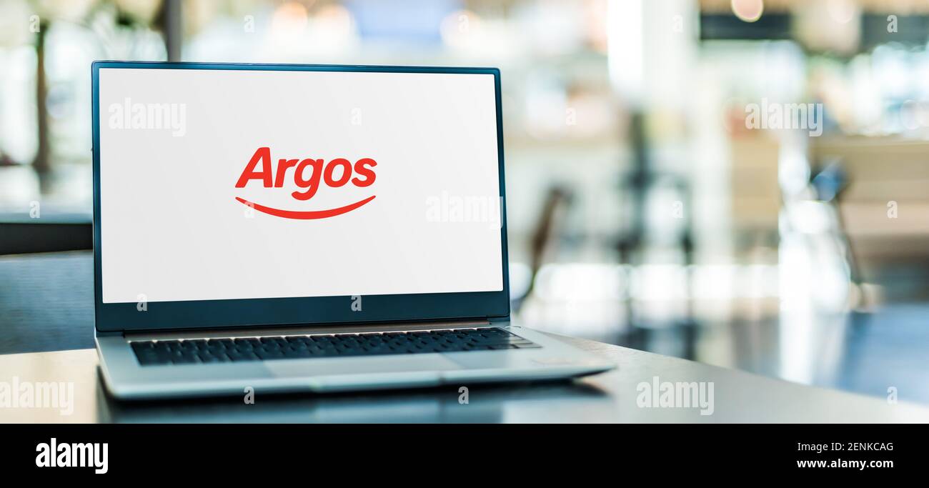 POZNAN, POL - 6 GENNAIO 2021: Computer portatile con logo Argos, un rivenditore di cataloghi operante nel Regno Unito e in Irlanda Foto Stock