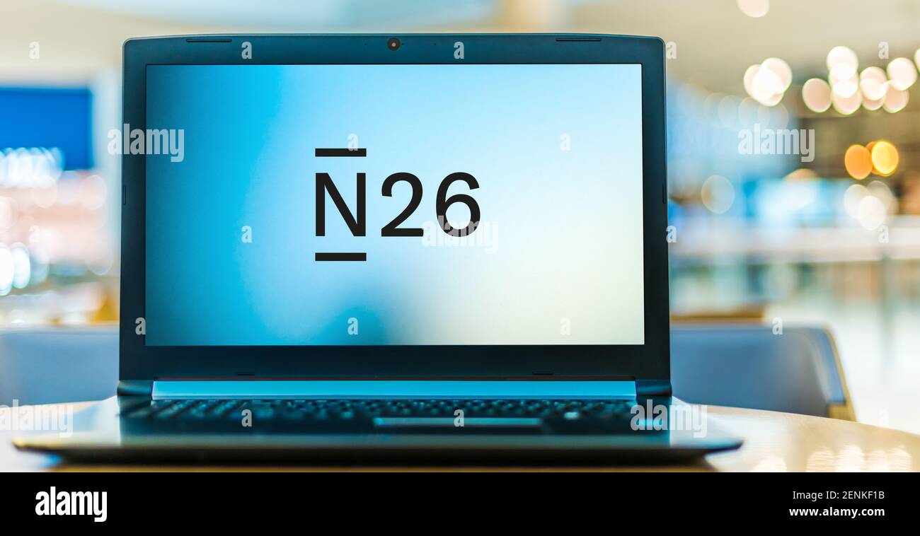 POZNAN, POL - 6 GENNAIO 2021: Computer portatile con logo N26, un neobank tedesco con sede a Berlino, Germania Foto Stock