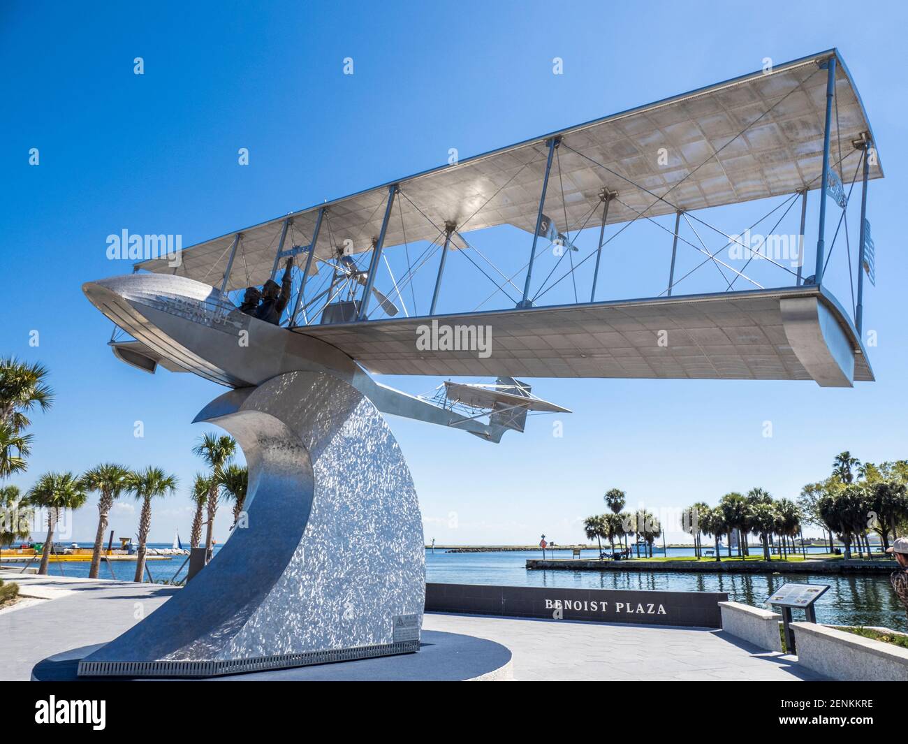 Nave volante al monumento Worlds First Airline in Benoist Plaza sul nuovo St Pete Pier aperto nel 2020 A San Pietroburgo, Florida USA Foto Stock