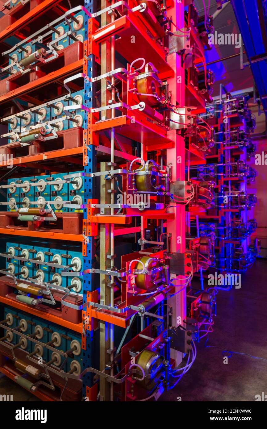 La batteria di condensatori che fornisce alimentazione al laser Vulcan all'interno della centrale laser presso il Rutherford Appleton Laboratory, Harwell, Oxfordsh Foto Stock