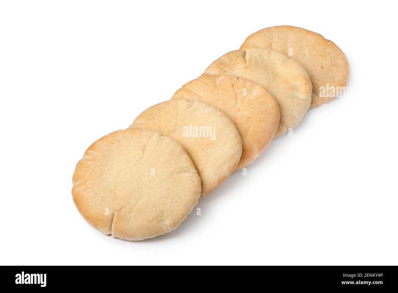 Fila di pane pita fresco cotto isolato su sfondo bianco Foto Stock