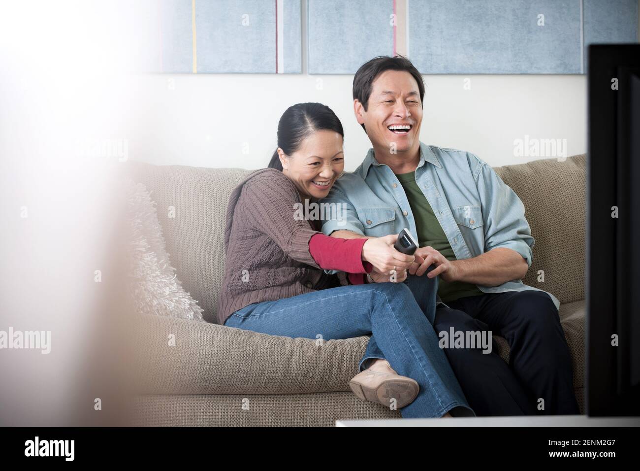 Coppia matura di guardare la tv Foto Stock