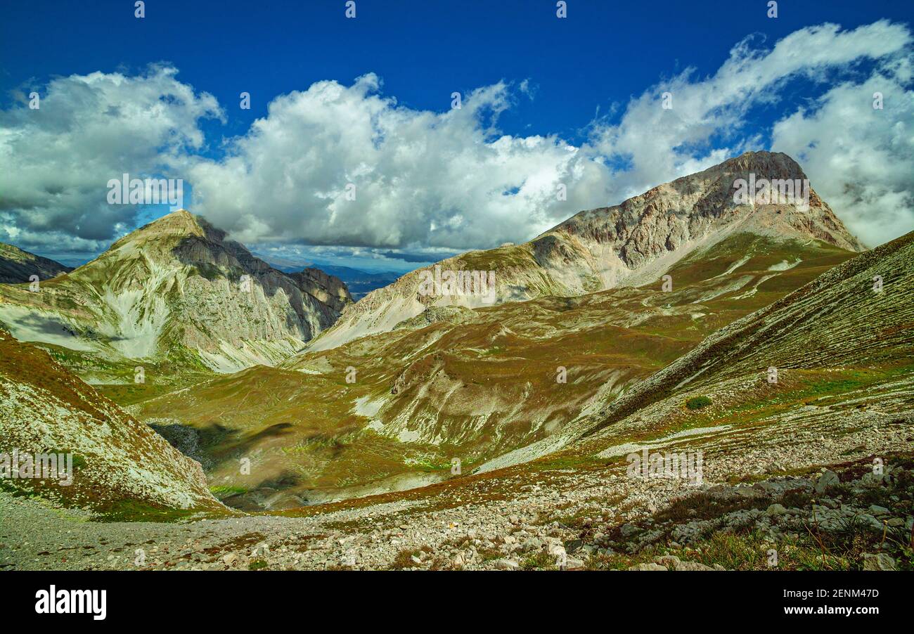 Vista panoramica sulla valle di campo Pericoli vista dal sentiero verso la cima del Corno Grande. Parco Nazionale del Gran Sasso e Monti della Laga Foto Stock