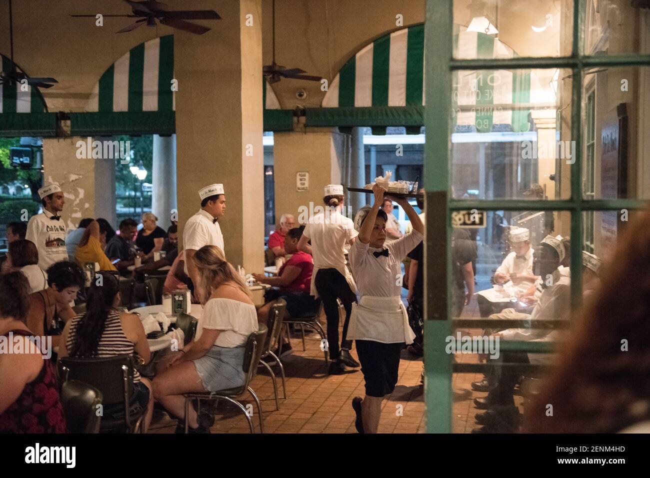 Cafe Du Monde, un monumento storico di New Orleans conosciuto per i suoi barbabietole e caffè, nell'iconica atmosfera del quartiere francese. Foto Stock