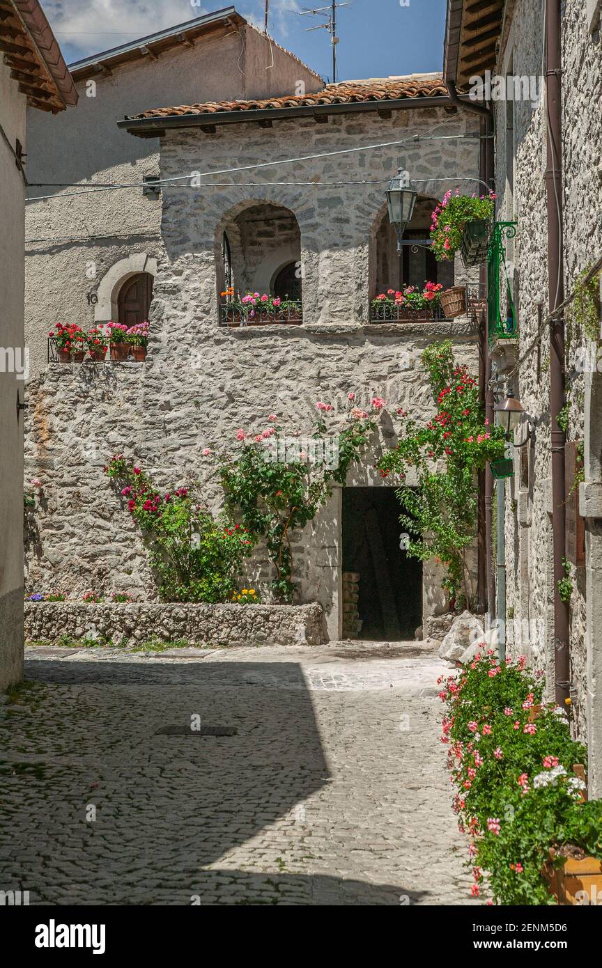 Opi è un piccolo villaggio di montagna nel Lazio d'Abruzzo e nel Parco Nazionale del Molise. Abruzzo, Italia, Europa Foto Stock