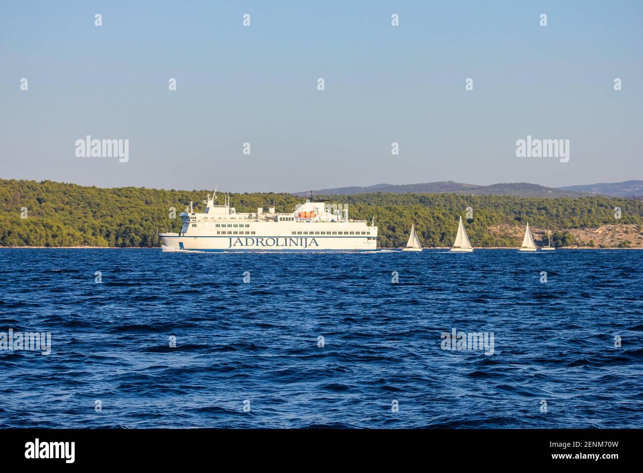 Brac, Croazia - 1 ottobre 2011: Vista di un traghetto locale vicino a Brac nel mare Adriatico Foto Stock