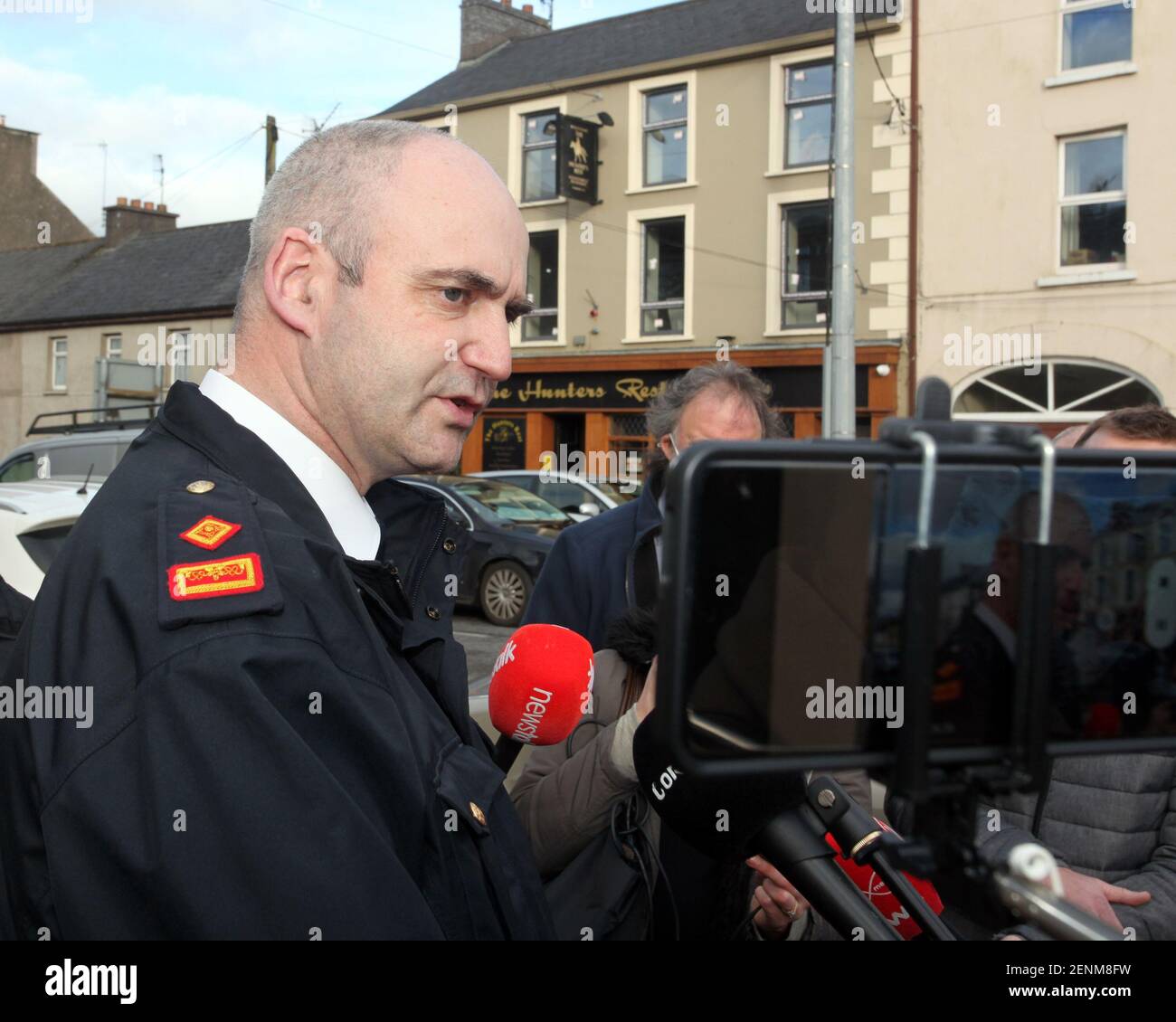 Il sovrintendente Liam Geraghty parla ai media fuori dalla stazione di Garda di Mitchelstown, Co. Cork, dopo che il corpo di un terzo uomo è stato trovato durante una caccia al manhunt a Cork. Foto Stock