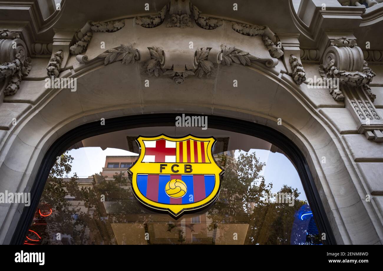 Lo scudo della squadra di calcio del FC Barcelona alla porta del nuovo  negozio. Il club calcistico FC Barcelona apre un nuovo negozio nel cuore  delle Ramblas di Barcellona. Situato al numero