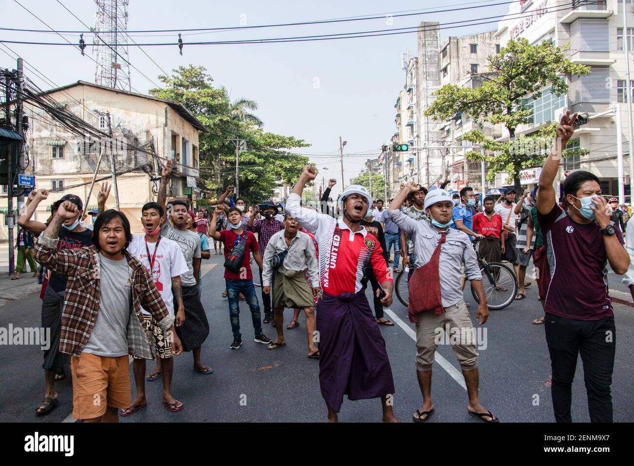 Yangon, Myanmar. 26 Feb 2021. I manifestanti cantano slogan mentre marciano per strada durante la dimostrazione. I manifestanti manifestano contro il colpo di stato militare a Yangon e chiedono il rilascio di Aung San Suu Kyi. L'esercito del Myanmar ha arrestato il consigliere di Stato del Myanmar Aung San Suu Kyi il 01 febbraio 2021 e ha dichiarato uno stato di emergenza mentre coglie il potere nel paese per un anno dopo aver perso l'elezione contro la Lega nazionale per la democrazia (NLD). Credit: SOPA Images Limited/Alamy Live News Foto Stock