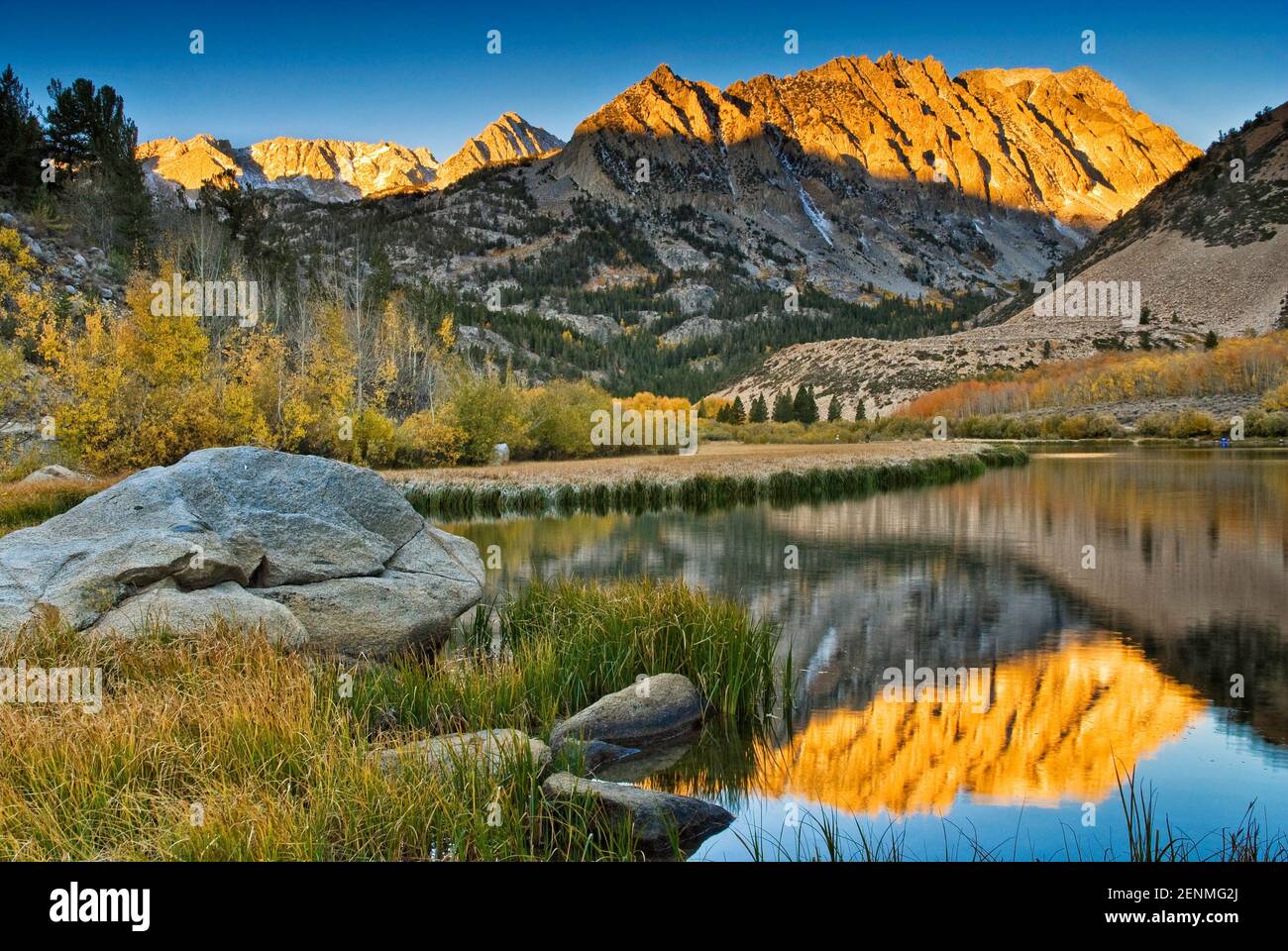 Lago Nord nel bacino di Sabrina in autunno all'alba Mt. Lamarck nella regione di sviluppo a distanza, John Muir Wilderness, Sierra Nevada orientale, California Foto Stock