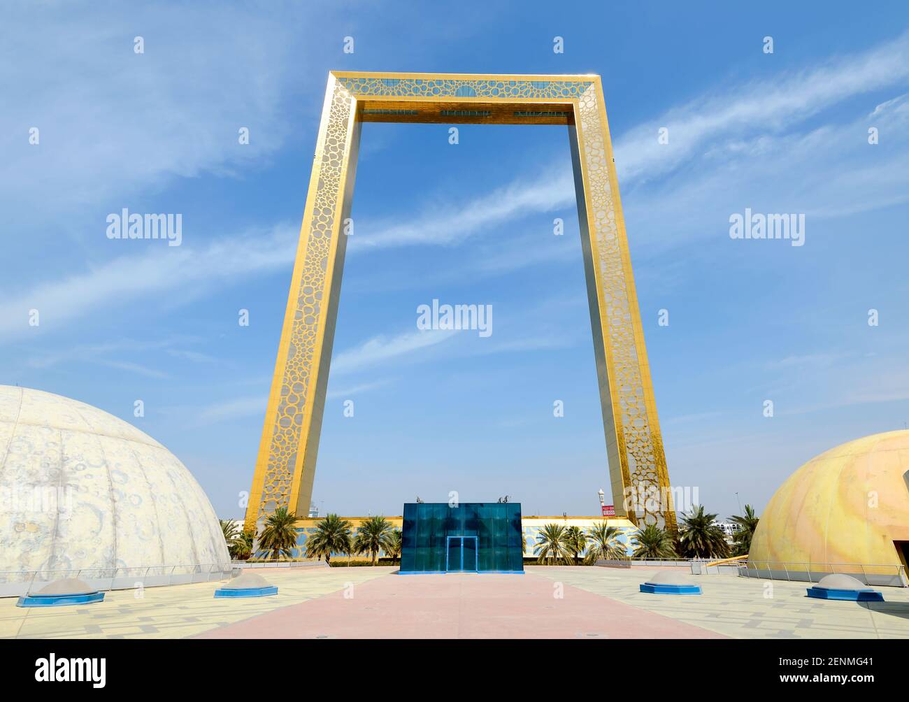 Il Dubai Frame Building, precedentemente conosciuto come al Berwaz Tower nel Parco Zabeel a Dubai, Emirati Arabi Uniti. Golden Frame, il più grande del mondo. Foto Stock