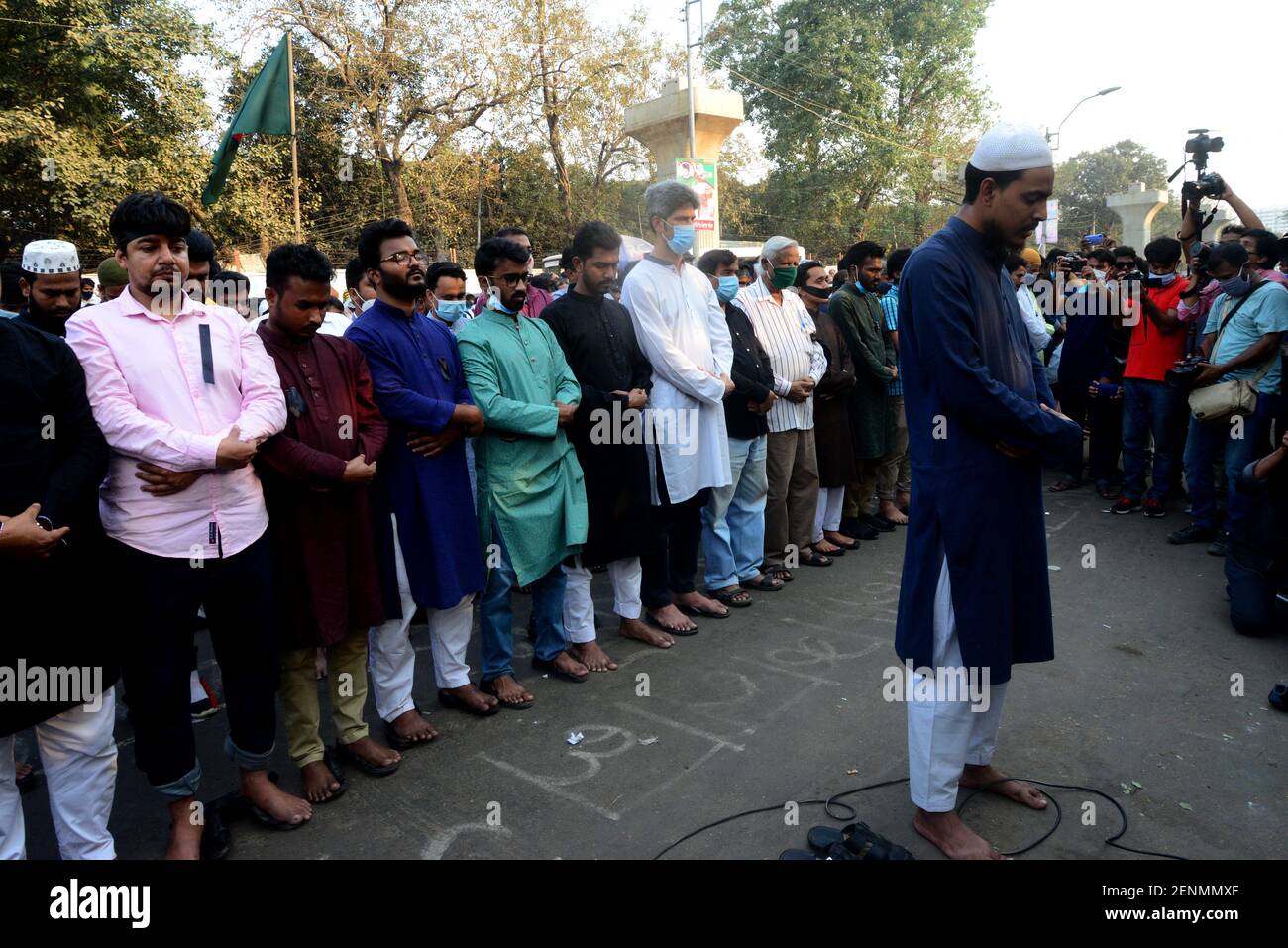 Gli attivisti del Consiglio per i diritti degli studenti offrono preghiere funerarie allo scrittore del Bangladesh Mushtaq Ahmed, dopo la sua morte in carcere mesi dopo il suo arresto Foto Stock