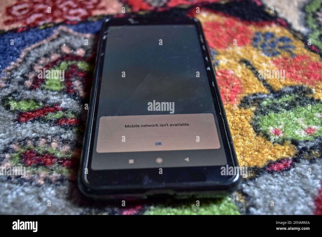 La notifica della rete mobile non è disponibile viene visualizzata su uno  smartphone durante lo spegnimento in Srinagar. Il blocco della  comunicazione con i telefoni cellulari e i servizi Internet ha continuato