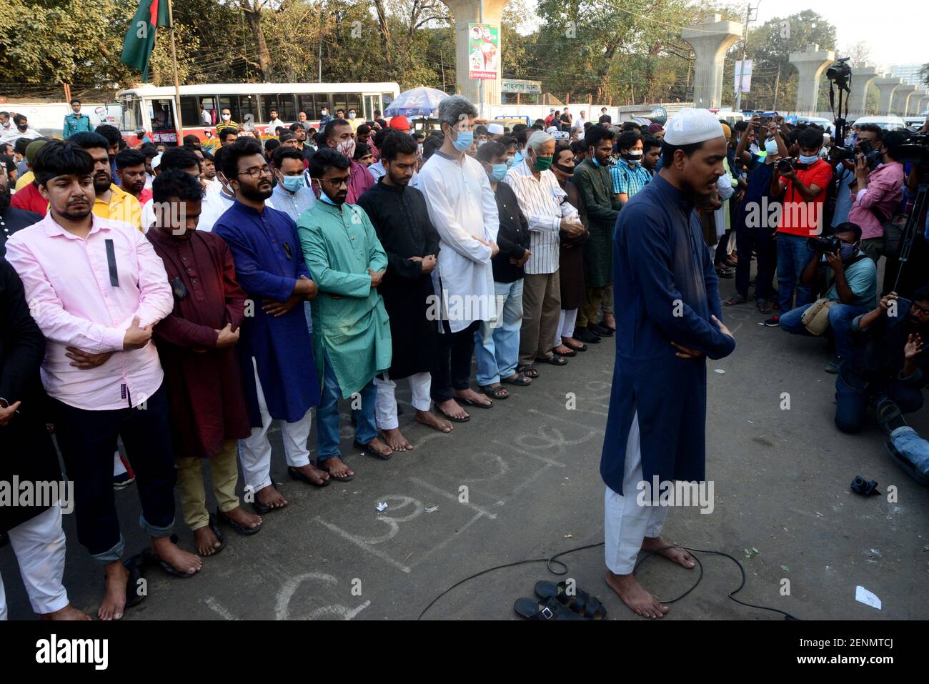 Gli attivisti del Consiglio per i diritti degli studenti offrono preghiere funerarie allo scrittore del Bangladesh Mushtaq Ahmed, dopo la sua morte in carcere mesi dopo il suo arresto Foto Stock