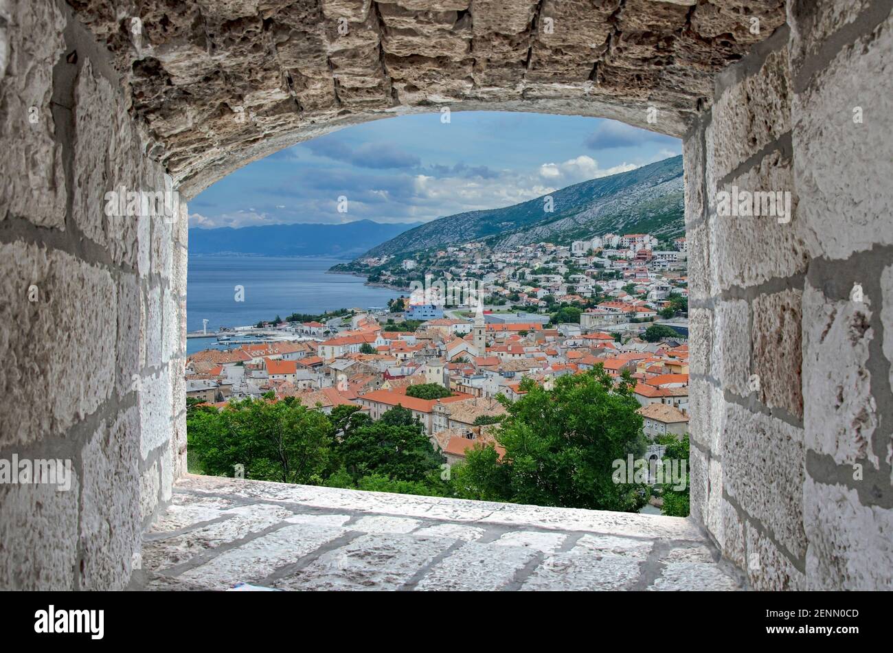 Vista dalla finestra in pietra sulla città di Senj, Croazia. Vista dalla fortezza di Nehaj, forte sulla collina, Velebit, Croazia. Foto Stock