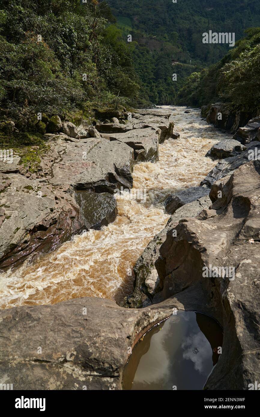 L'acqua selvaggia delle rapide dell'Estrecho de Magdalena, vicino a San Agustin, è il punto più stretto del fiume magdalena in Colombia, Sud America Foto Stock