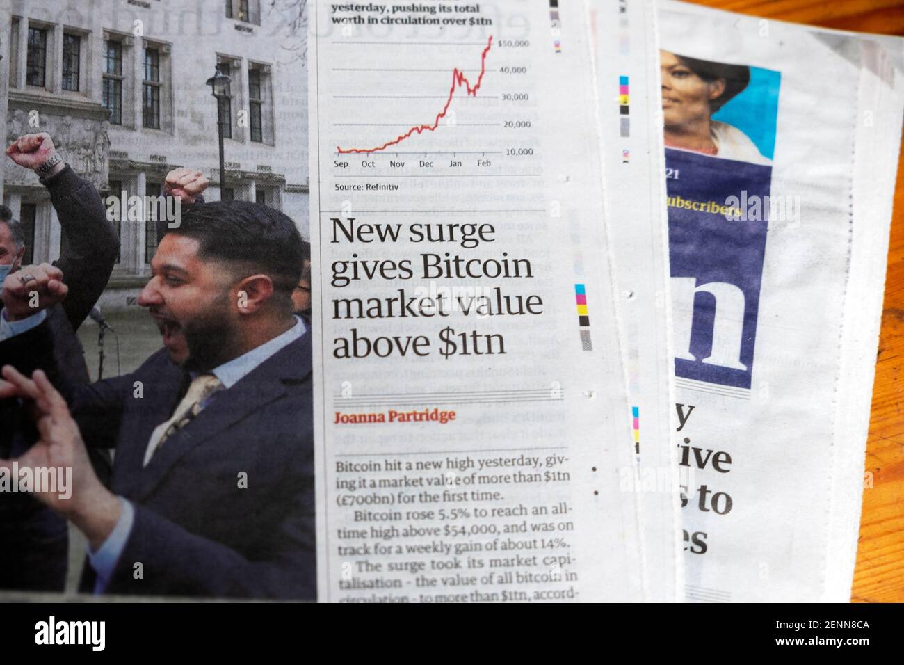 "Il nuovo aumento dà il valore di mercato di Bitcoin oltre 1 tn dollari" giornale Guardian Titolo articolo del 20 Febbraio 2021 Londra Gran Bretagna UK Foto Stock