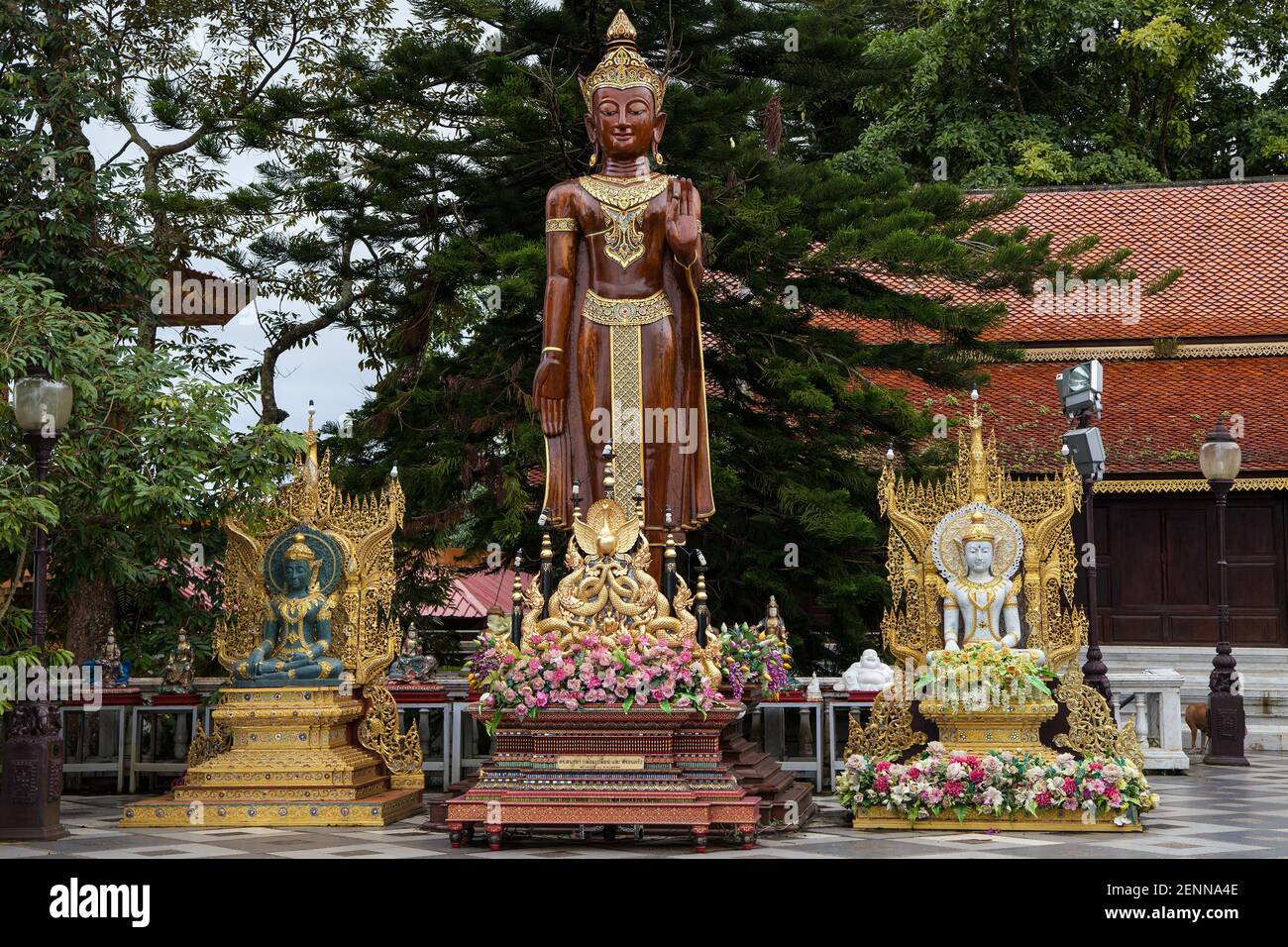 Buddha in piedi di legno a Wat Phra That Doi Suthep a Chiang mai, Thailandia. Foto Stock