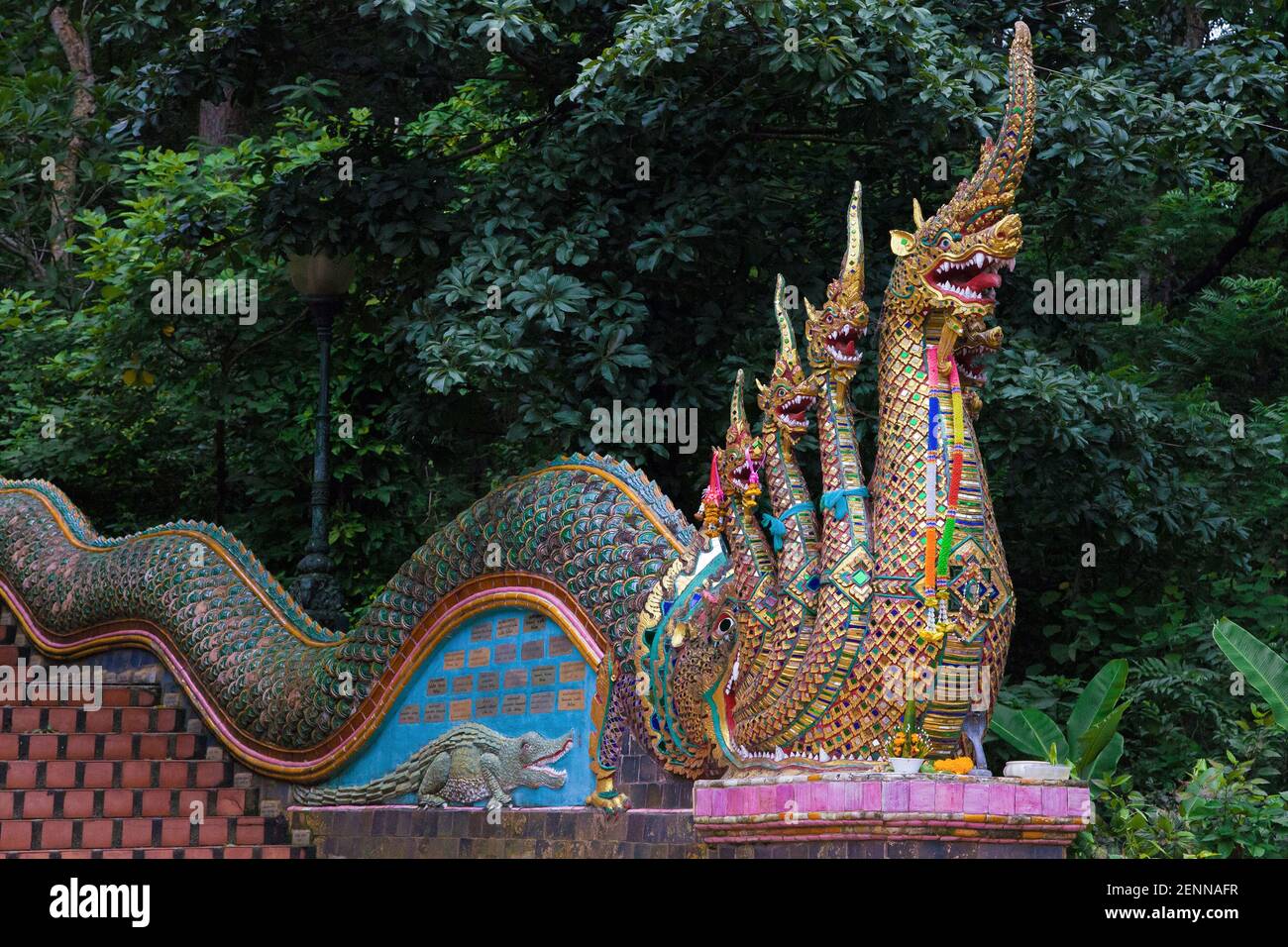 Naga alla scalinata di Wat Phra That Doi Suthep a Chiang mai, Thailandia. Foto Stock