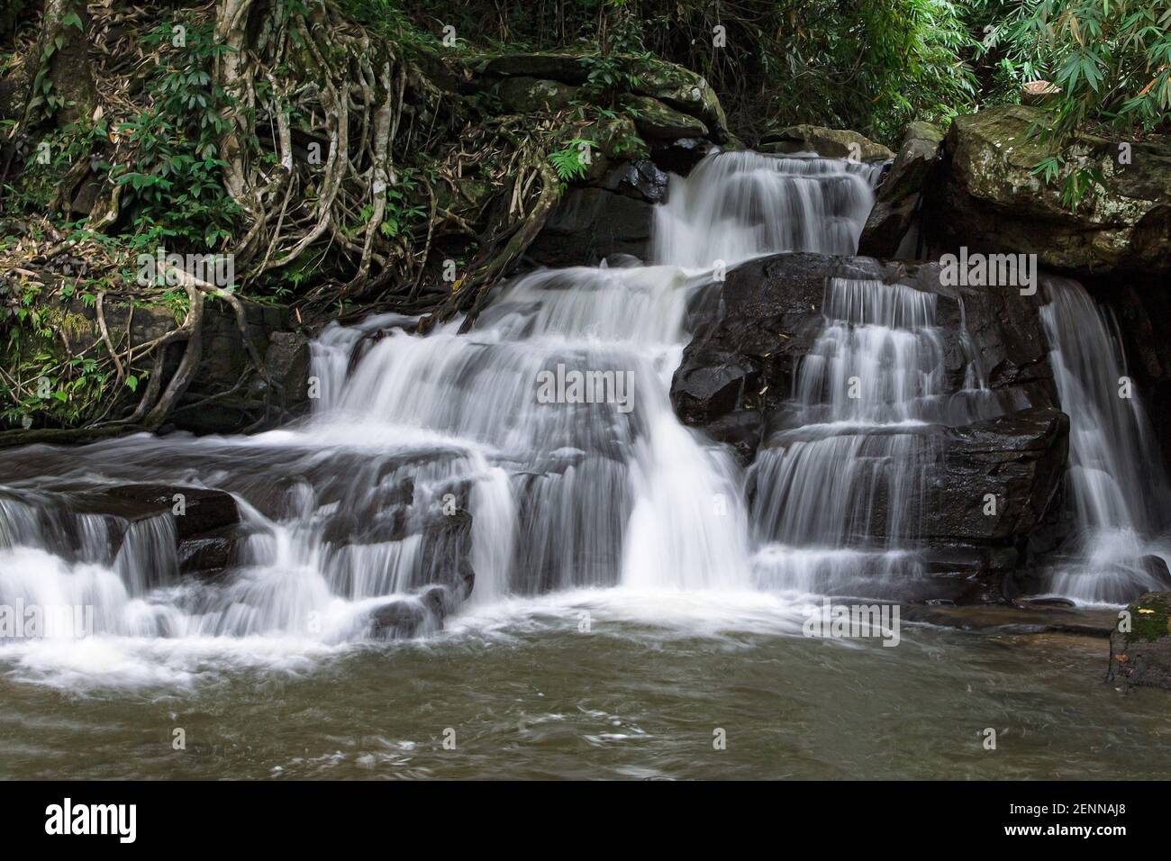 Piccola cascata nel fiume Mae Puai, Doi Inthanon National Park, Thailandia. Foto Stock