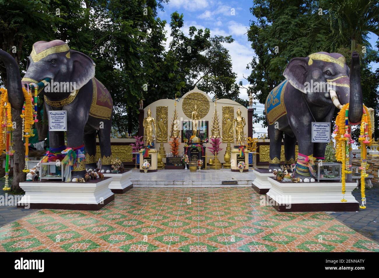 Statue di elefanti a Wat Phra That Doi Kham a Chiang mai, Thailandia. Foto Stock