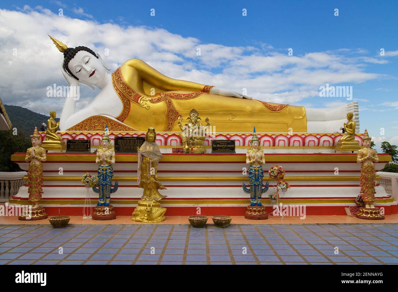 Buddha reclinato a Wat Phra che Doi Kham a Chiang mai, Thailandia. Foto Stock