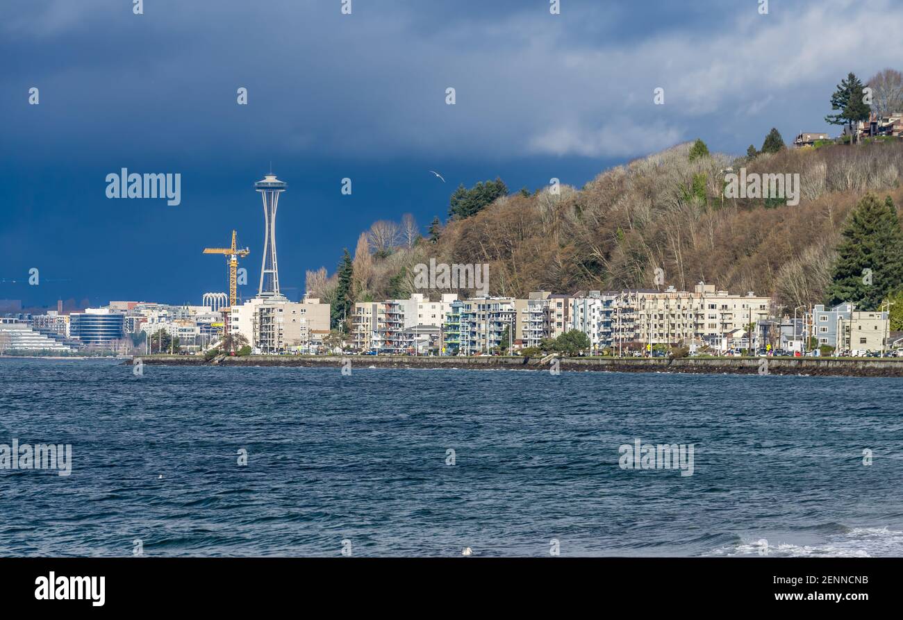 Una vista dei condomini a Alki Beach a West Seattle, Washington. Foto Stock