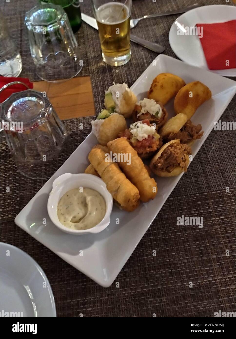 Tequenos y arepas, cibo tradizionale venezuelano. Foto di alta qualità Foto Stock