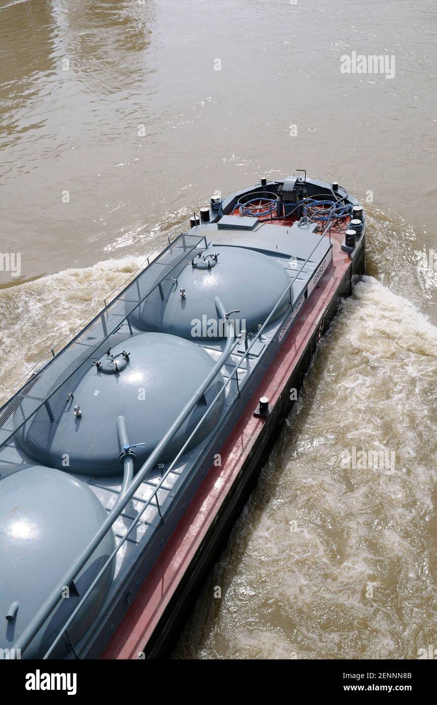 Fuel chiatta sulla Senna, Parigi, Île-de-France, Francia Foto Stock