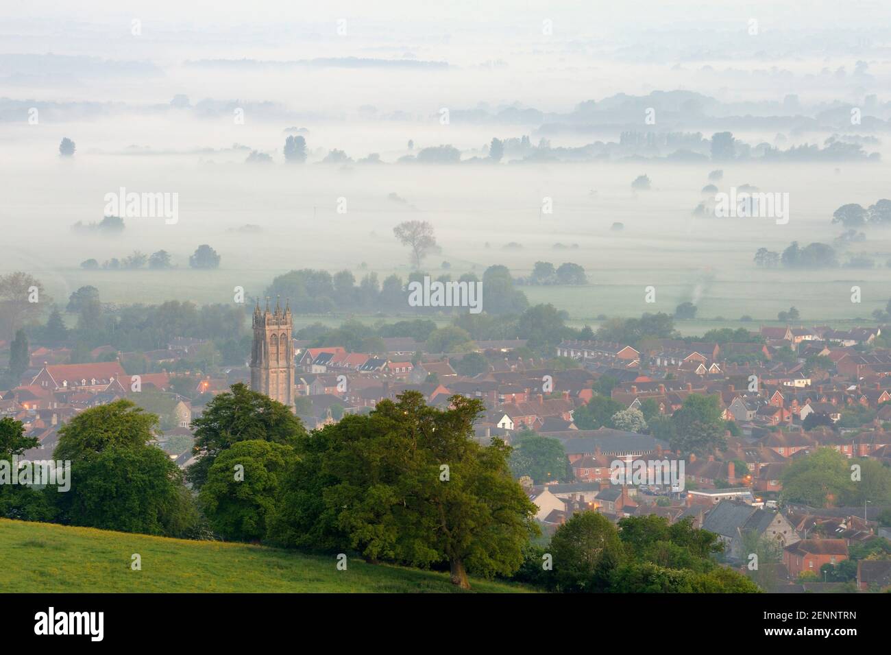 Glastonbury, Somerset, in una mattina misteriosa Foto Stock