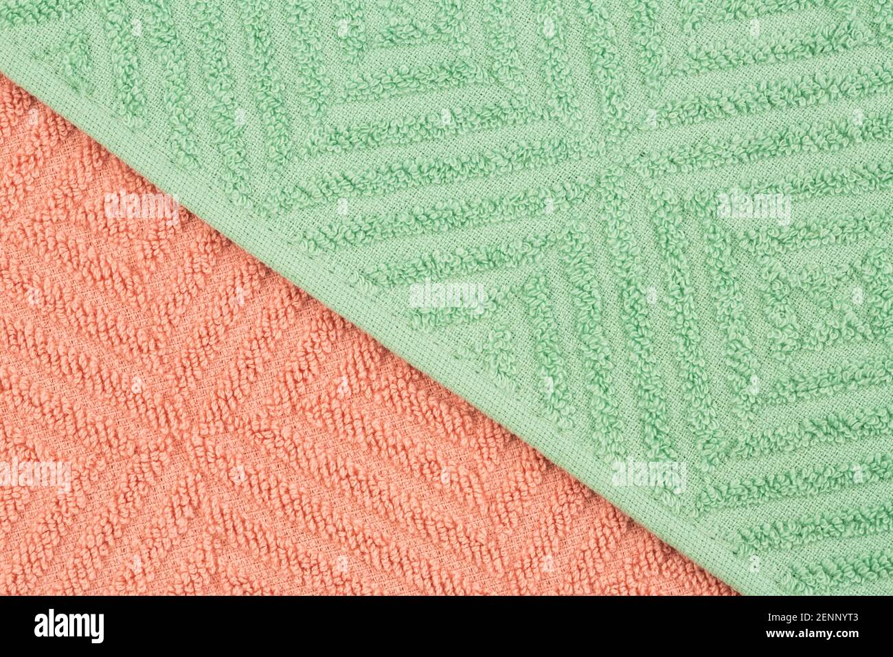 Gli asciugamani rosa e verdi sono di colore come sfondo. Foto Stock