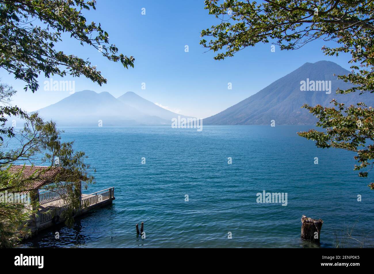 Una vista sul lago Atitlán / Lago de Atitlán da San Marcos, Guatemala Foto Stock