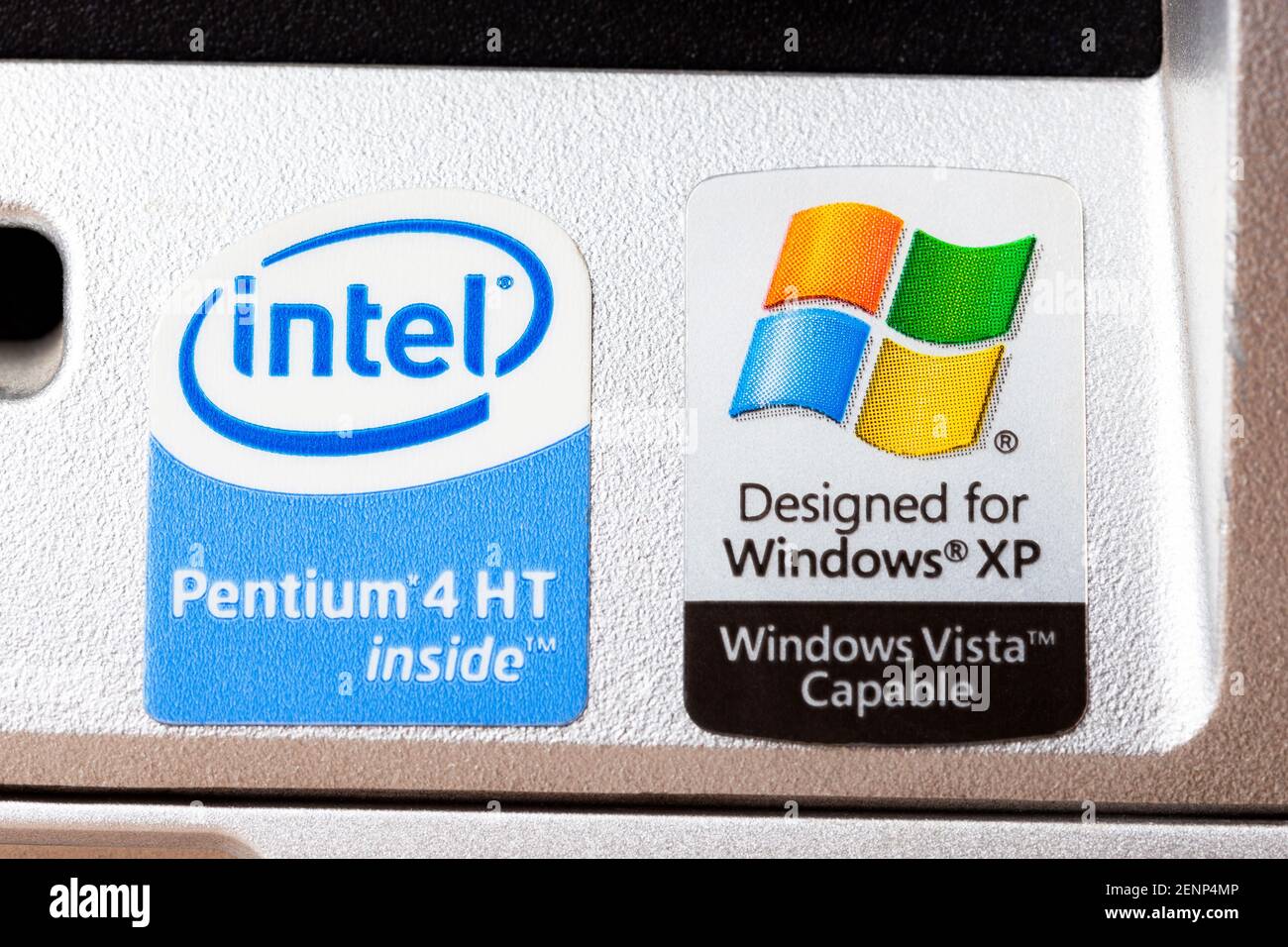 Intel Pentium HT Inside, progettato per Windows XP e Windows Vista Capable computer desktop pc anteriore adesivi produttori, marchio etichette macro, closeu Foto Stock