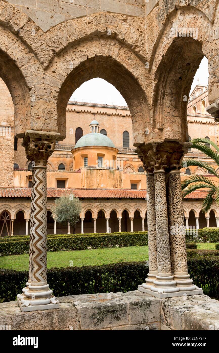 Italia, Sicilia, Monreale, Cattedrale di Monreale, il Chiostro Foto Stock