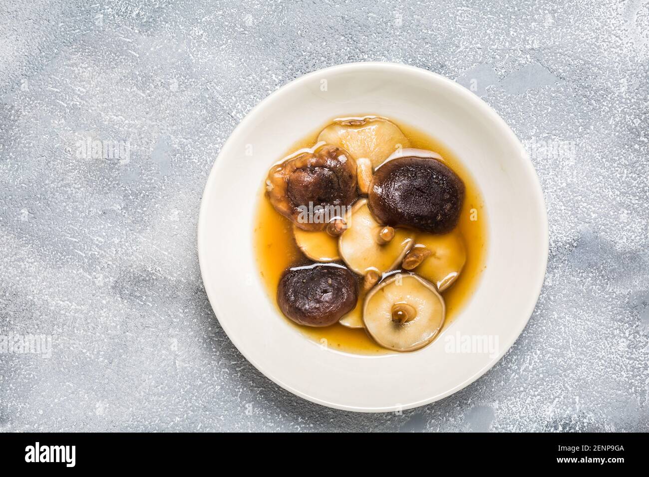 Shiitake funghi con brodo in ciotola. Base per zuppa di ramen giapponese. Foto Stock