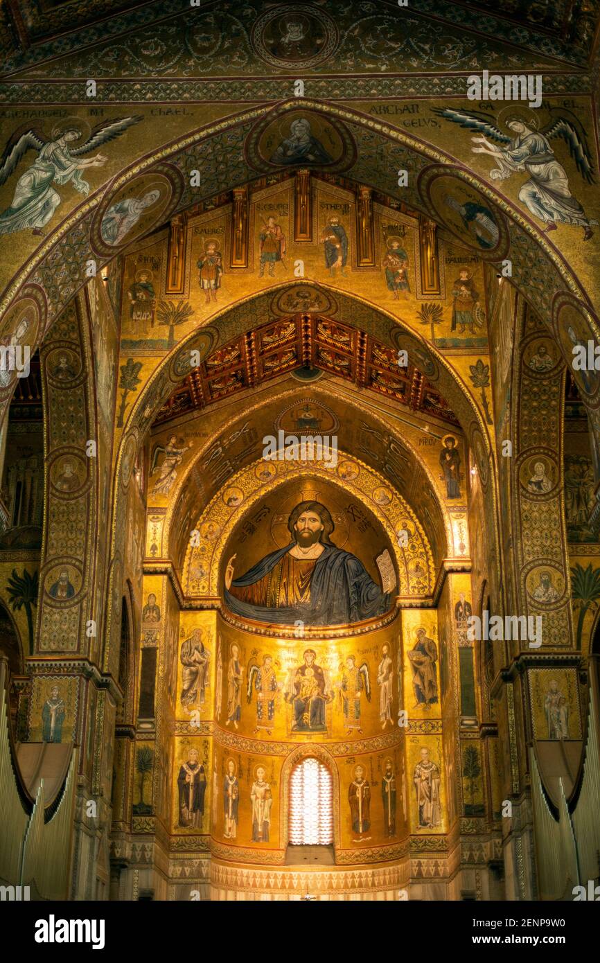 Italia, Sicilia, Monreale, Cattedrale di Monreale, Cristo Pantocratore, s costruito nel 1172 da Guglielmo II in stile arabo-normanno Foto Stock