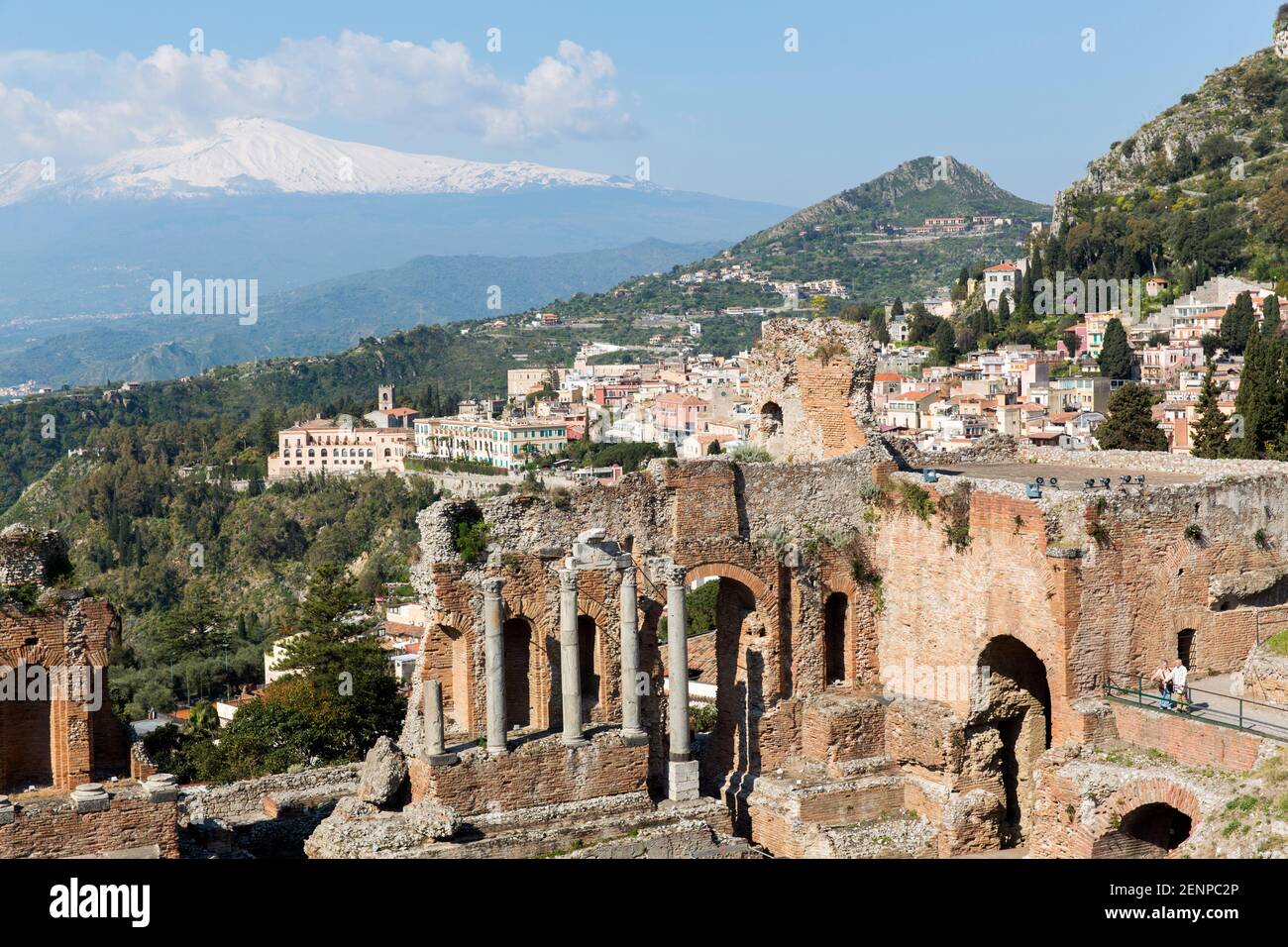 Italia, Sicilia, Taormina, il Teatro Greco, con la città di Taormina e l'Etna sullo sfondo. Foto Stock
