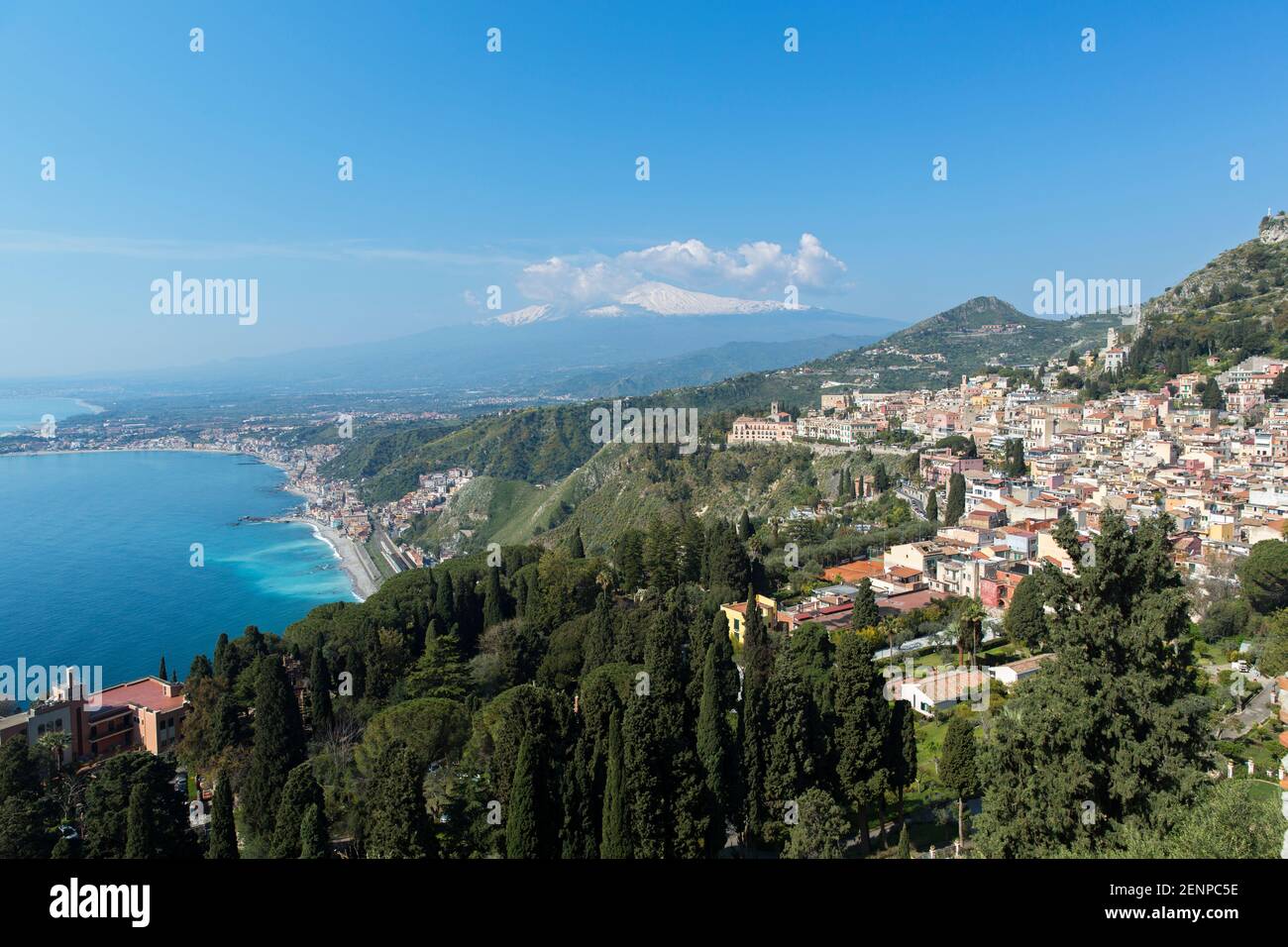 Vista della città di Taormina dall'alto con l'Etna sullo sfondo e il mare Foto Stock