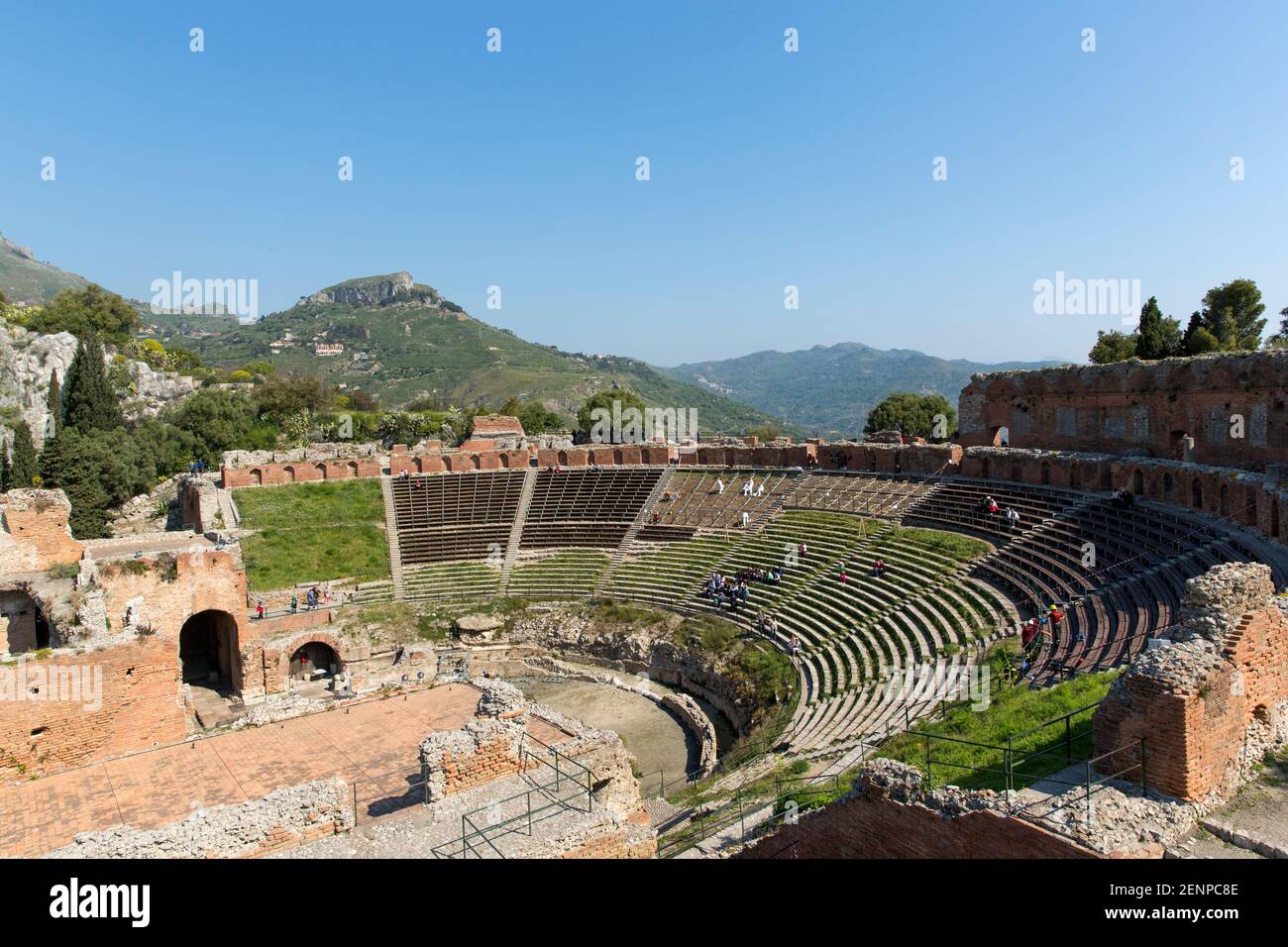 Italia, Sicilia, Taormina, il Teatro Greco, con un diametro di 120 metri (390 piedi) questo teatro è il secondo più grande del suo genere in Sicilia Foto Stock