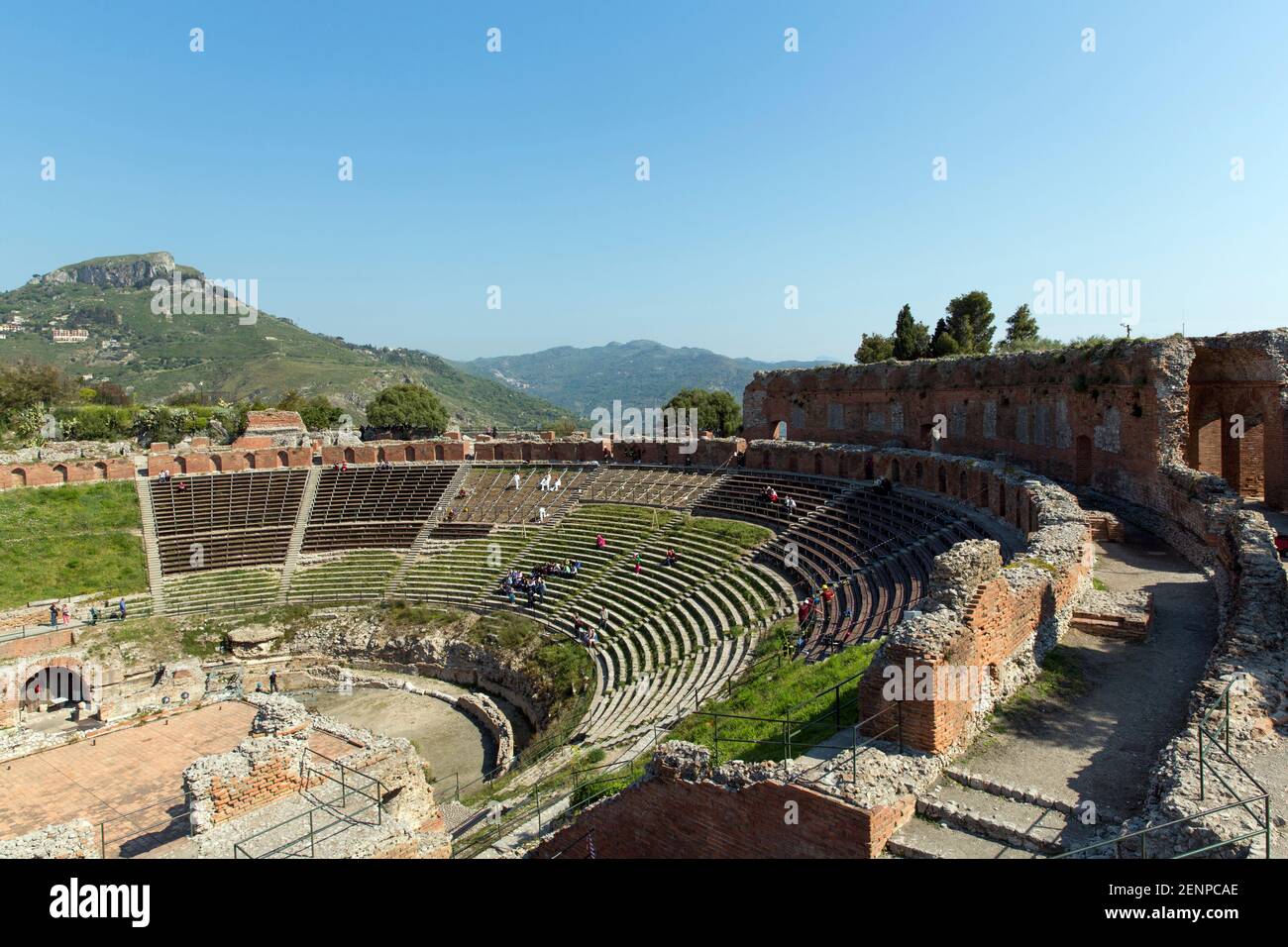 Italia, Sicilia, Taormina, il Teatro Greco, con un diametro di 120 metri (390 piedi) questo teatro è il secondo più grande del suo genere in Sicilia Foto Stock