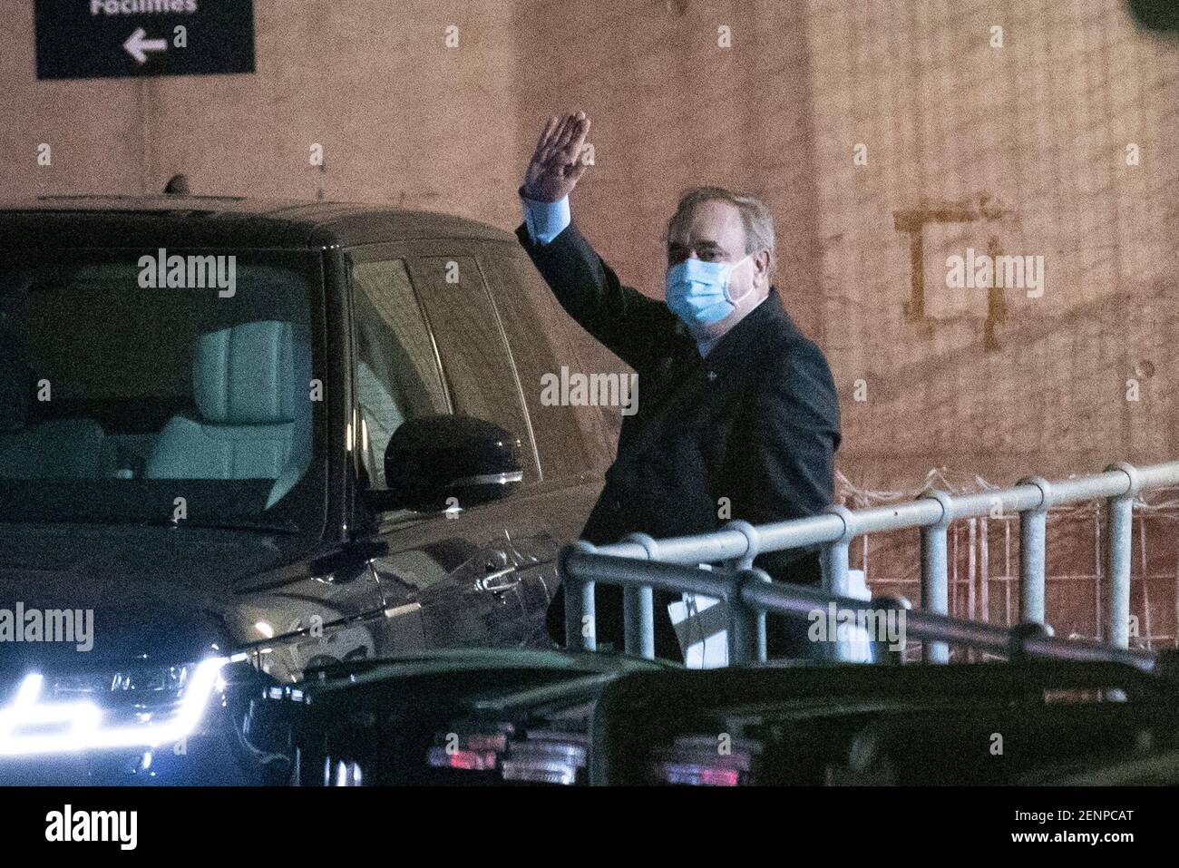 Edimburgo, Scozia, Regno Unito. 26 Feb 2021. Alex Salmond lascia il Parlamento scozzese dopo aver testimoniato oggi a Holyrood , Edimburgo, il governo scozzese che ha gestito le denunce di molestie. Iain Masterton/Alamy Live News Foto Stock