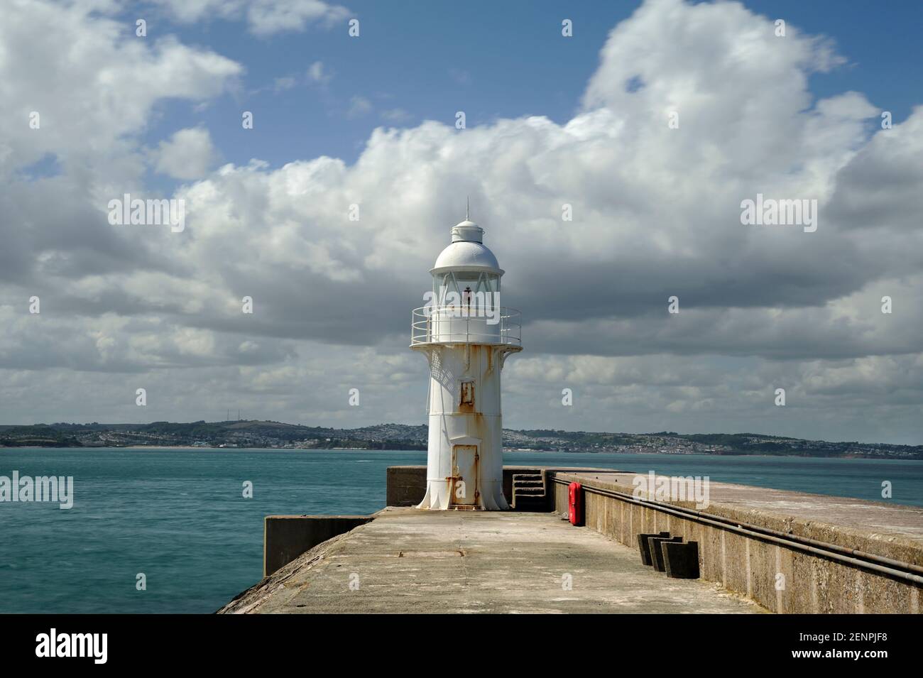 Faro alla fine del frangiflutti a Brixham Harbour, South Hams, Devon, Regno Unito. Foto Stock