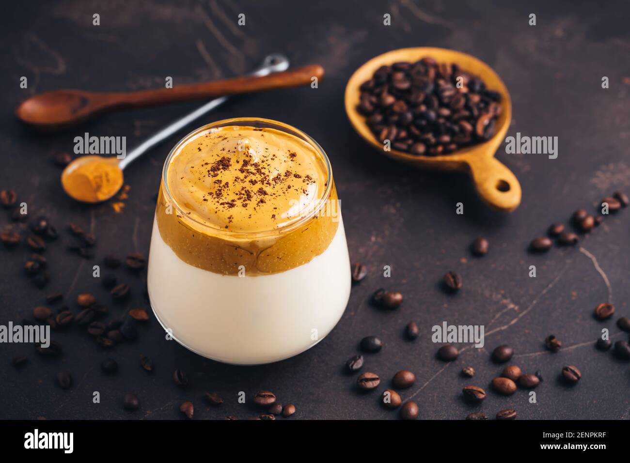 Bevanda fredda di tendenza cremosa e soffice montata con schiuma di caffè e latte. Caffè Dalgona. Foto Stock