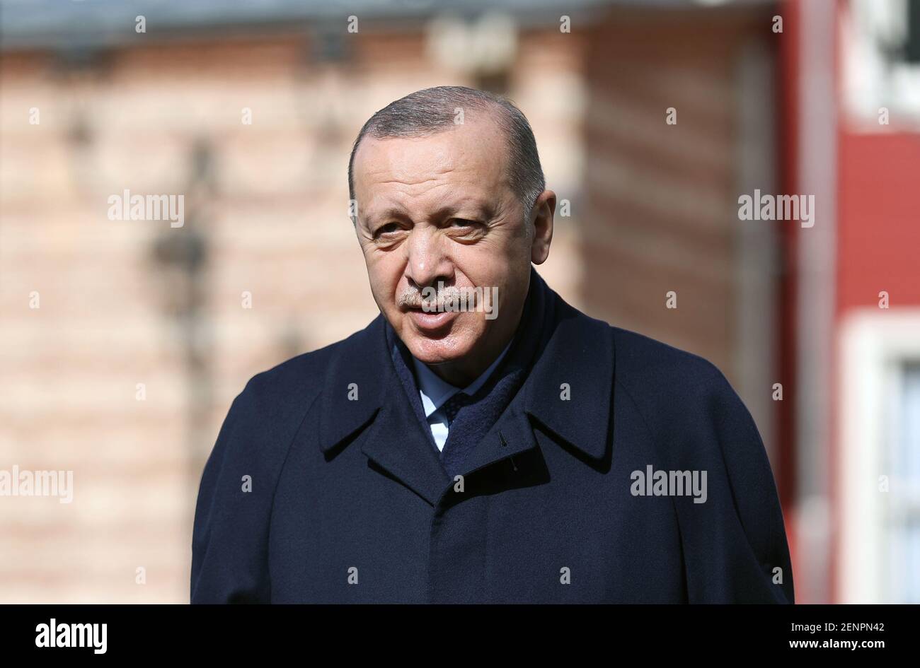 Istanbul. 26 Feb 2021. Il presidente turco Recep Tayyip Erdogan parla dopo le preghiere del venerdì a Istanbul, Turchia, il 26 febbraio 2021. Erdogan ha descritto venerdì il tentativo di presa di controllo militare in Armenia come "inaccettabile", rilevando che la Turchia è contraria a tutti i tipi di colpi di Stato. Credit: Xinhua/Alamy Live News Foto Stock