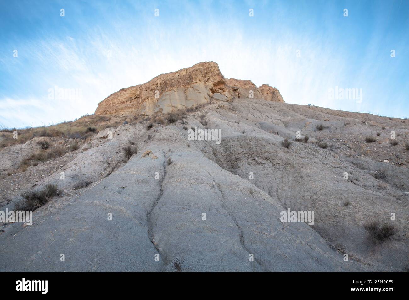 Collina di pietra arenaria e sfondo blu cielo in Andalusia spagnolo Foto Stock