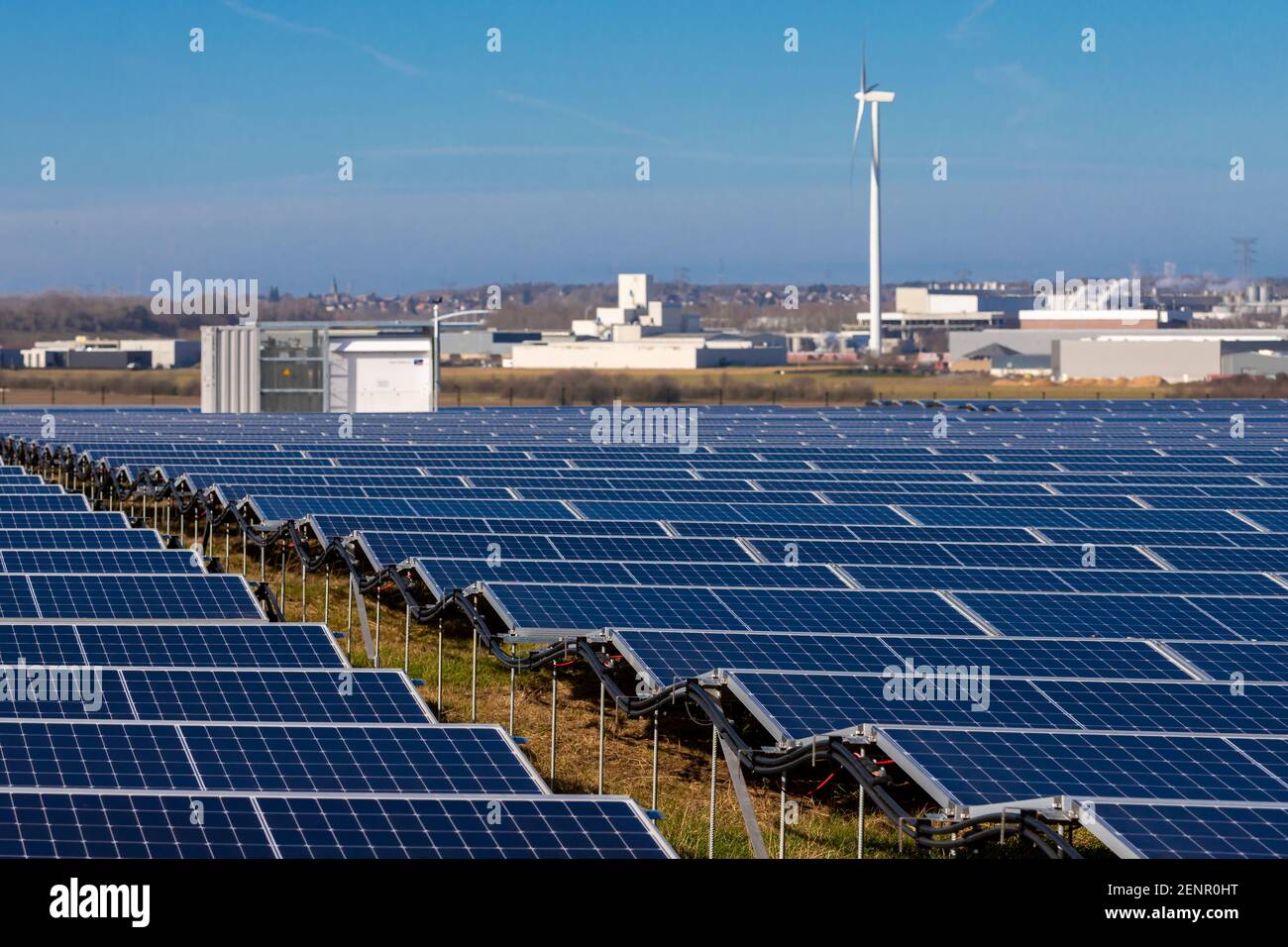 Innovazione per raggiungere gli obiettivi di sviluppo sostenibile creando  l'energia solare pannelli e l'aggiunta di turbine eoliche per creare  energia in un modo nuovo withou Foto stock - Alamy