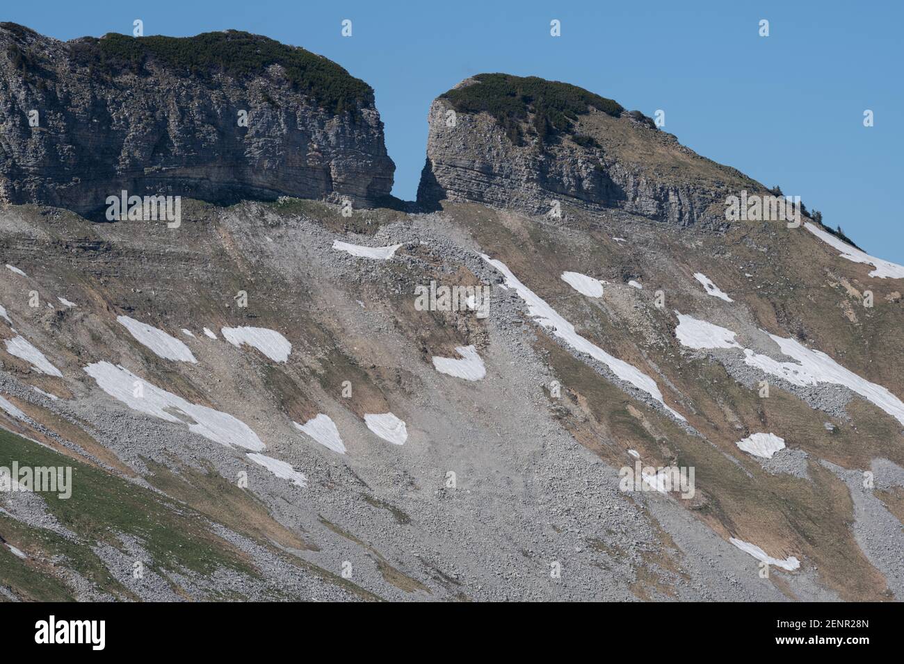 La prima primavera sulla montagna di Loser con neve e formazioni rocciose che si fondono in una giornata di sole, Altaussee, Loser, Salzkammergut, Austria Foto Stock