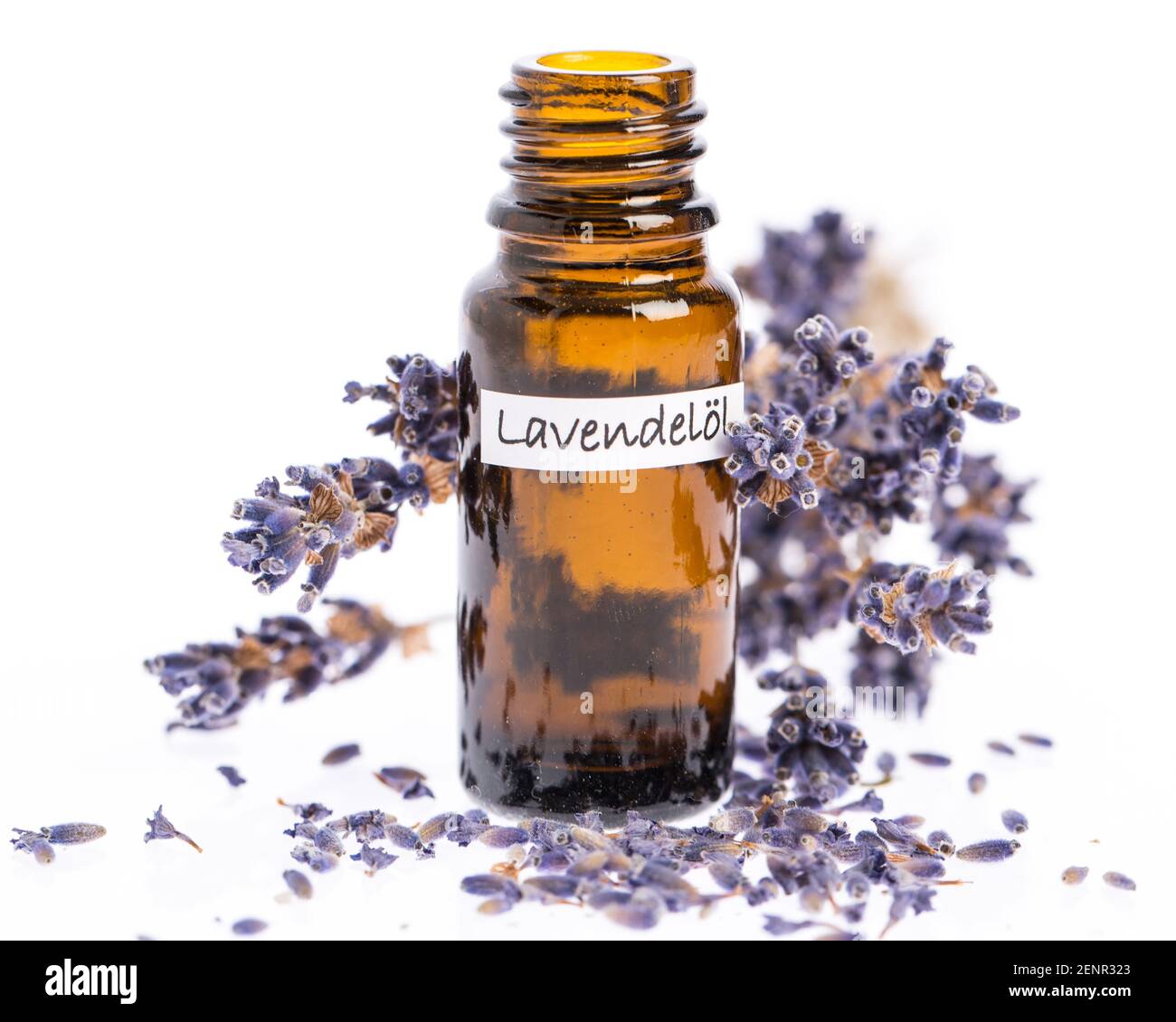 Piante curative: Olio di lavanda con fiori isolati su sfondo bianco Foto Stock