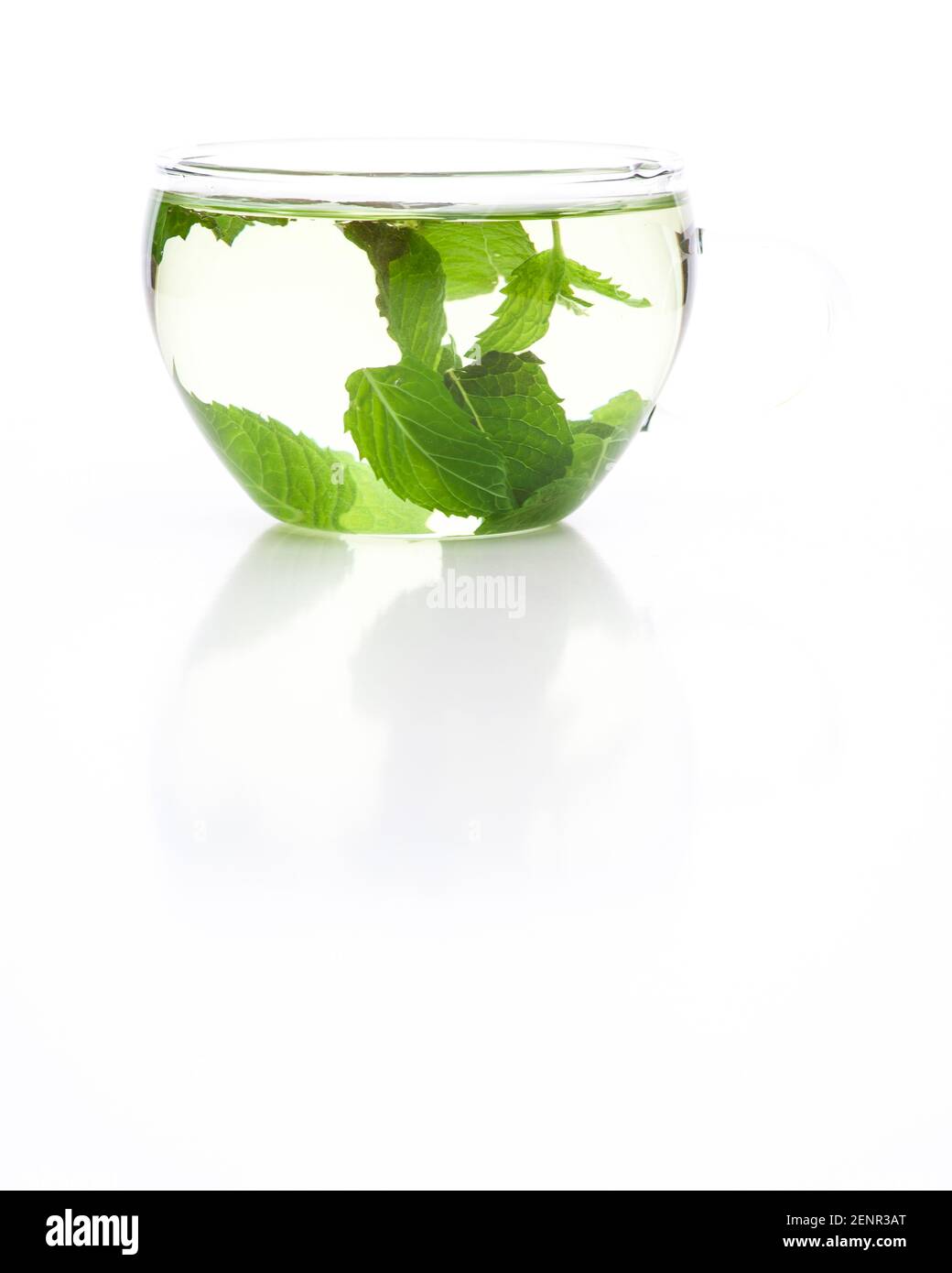 Tè in vetro con foglie di menta piperita isolate su sfondo bianco Foto Stock